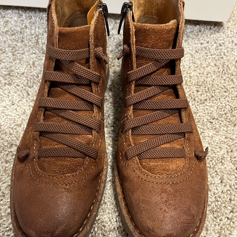 Born almost new women’s ankle boots 6.5